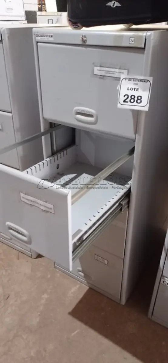 LOTE 288 - 01 ARQUIVO COM 04 GAVETAS EM AÇO. (NO ESTADO) ATENÇÃO! FAZER A VISITAÇÃO ANTES DE ARREMATAR, NÃO SABEMOS SE FUNCIONA, LEILÃO NÃO TEM GARANTIA E NEM DEVOLUÇÃO, SUJEITO A POSSÍVEIS AVARIAS VISÍVEIS/OCULTAS E/OU AUSÊNCIA DE COMPONENTES.