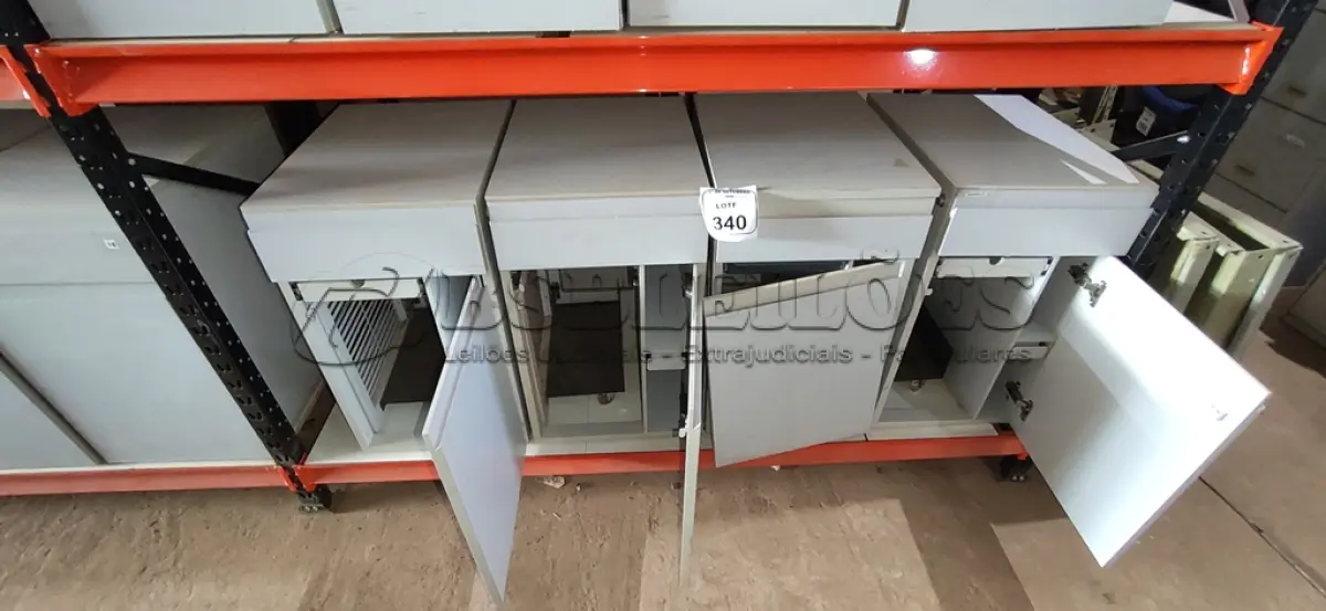 LOTE 340 - 04 ARMÁRIOS BAIXOS COM 01 GAVETA E 01 COMPARTIMENTO PARA CPU. (NO ESTADO) ATENÇÃO! FAZER A VISITAÇÃO ANTES DE ARREMATAR, NÃO SABEMOS SE FUNCIONA, LEILÃO NÃO TEM GARANTIA E NEM DEVOLUÇÃO, SUJEITO A POSSÍVEIS AVARIAS VISÍVEIS/OCULTAS E/OU AUSÊNCIA DE COMPONENTES.