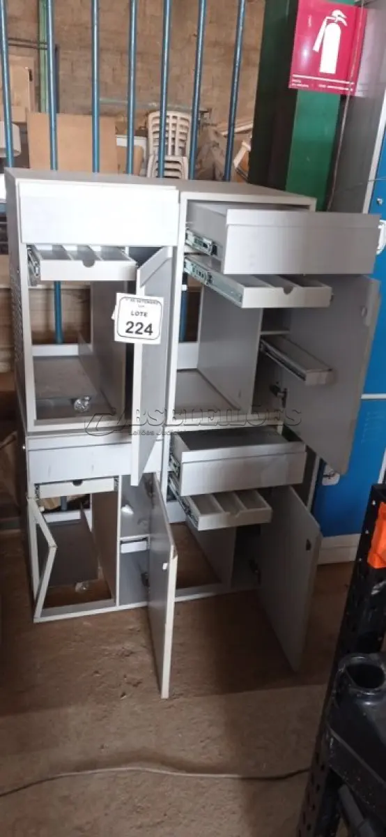 LOTE 224 - 04 ARMÁRIOS BAIXOS COM 01 GAVETA E 01 COMPARTIMENTO PARA CPU. (NO ESTADO) ATENÇÃO! FAZER A VISITAÇÃO ANTES DE ARREMATAR, NÃO SABEMOS SE FUNCIONA, LEILÃO NÃO TEM GARANTIA E NEM DEVOLUÇÃO, SUJEITO A POSSÍVEIS AVARIAS VISÍVEIS/OCULTAS E/OU AUSÊNCIA DE COMPONENTES.