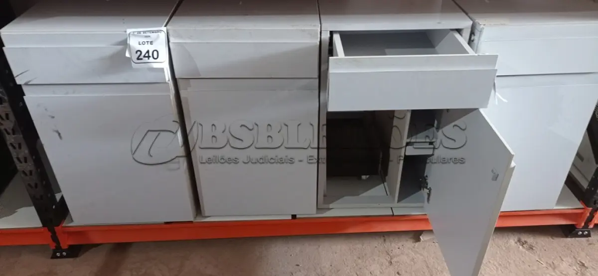 LOTE 240 - 04 ARMÁRIOS BAIXOS COM 01 GAVETA E 01 COMPARTIMENTO PARA CPU. (NO ESTADO) ATENÇÃO! FAZER A VISITAÇÃO ANTES DE ARREMATAR, NÃO SABEMOS SE FUNCIONA, LEILÃO NÃO TEM GARANTIA E NEM DEVOLUÇÃO, SUJEITO A POSSÍVEIS AVARIAS VISÍVEIS/OCULTAS E/OU AUSÊNCIA DE COMPONENTES.