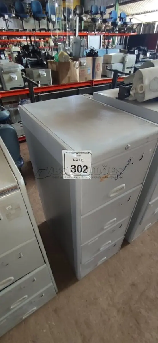 LOTE 302 - 01 ARQUIVO COM 04 GAVETAS EM AÇO. (NO ESTADO) ATENÇÃO! FAZER A VISITAÇÃO ANTES DE ARREMATAR, NÃO SABEMOS SE FUNCIONA, LEILÃO NÃO TEM GARANTIA E NEM DEVOLUÇÃO, SUJEITO A POSSÍVEIS AVARIAS VISÍVEIS/OCULTAS E/OU AUSÊNCIA DE COMPONENTES.