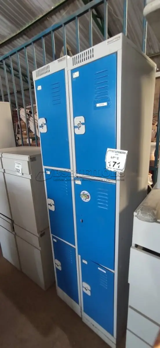 LOTE 171 - 02 ARMÁRIOS ROUPEIRO DE 03 PORTAS EM AÇO. (NO ESTADO) ATENÇÃO! FAZER A VISITAÇÃO ANTES DE ARREMATAR, NÃO SABEMOS SE FUNCIONA, LEILÃO NÃO TEM GARANTIA E NEM DEVOLUÇÃO, SUJEITO A POSSÍVEIS AVARIAS VISÍVEIS/OCULTAS E/OU AUSÊNCIA DE COMPONENTES.