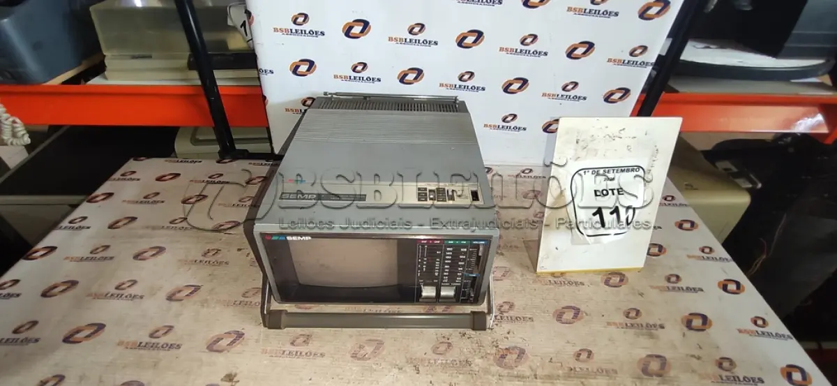 LOTE 110 - 01 MINI TV/RÁDIO MARCA SEMP. (NO ESTADO) ATENÇÃO! FAZER A VISITAÇÃO ANTES DE ARREMATAR, NÃO SABEMOS SE FUNCIONA, LEILÃO NÃO TEM GARANTIA E NEM DEVOLUÇÃO, SUJEITO A POSSÍVEIS AVARIAS VISÍVEIS/OCULTAS E/OU AUSÊNCIA DE COMPONENTES.