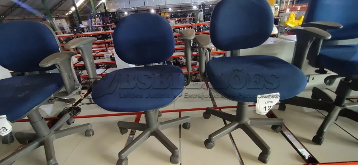 LOTE 122 - 02 CADEIRAS DE ESCRITÓRIO GIRATÓRIAS. (NO ESTADO) ATENÇÃO! FAZER A VISITAÇÃO ANTES DE ARREMATAR, NÃO SABEMOS SE FUNCIONA, LEILÃO NÃO TEM GARANTIA E NEM DEVOLUÇÃO, SUJEITO A POSSÍVEIS AVARIAS VISÍVEIS/OCULTAS E/OU AUSÊNCIA DE COMPONENTES.
