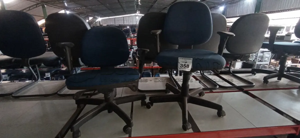 LOTE 358 - 02 CADEIRAS DE ESCRITÓRIO GIRATÓRIAS. (NO ESTADO) ATENÇÃO! FAZER A VISITAÇÃO ANTES DE ARREMATAR, NÃO SABEMOS SE FUNCIONA, LEILÃO NÃO TEM GARANTIA E NEM DEVOLUÇÃO, SUJEITO A POSSÍVEIS AVARIAS VISÍVEIS/OCULTAS E/OU AUSÊNCIA DE COMPONENTES.