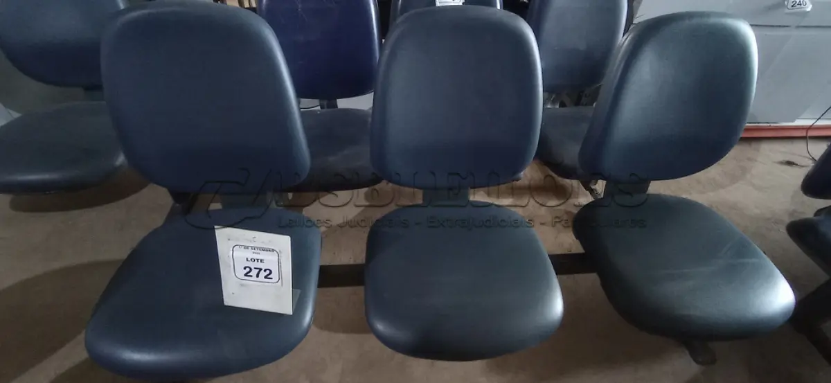 LOTE 272 - 01 CADEIRA TIPO LONGARINA DE 03 LUGARES. (NO ESTADO) ATENÇÃO! FAZER A VISITAÇÃO ANTES DE ARREMATAR, NÃO SABEMOS SE FUNCIONA, LEILÃO NÃO TEM GARANTIA E NEM DEVOLUÇÃO, SUJEITO A POSSÍVEIS AVARIAS VISÍVEIS/OCULTAS E/OU AUSÊNCIA DE COMPONENTES.