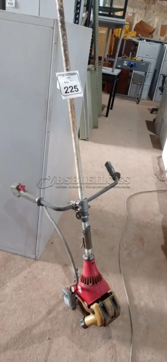 LOTE 225 - 01 ROÇADEIRA 2T MODELO STARK 25 MARCA EFCO. (NO ESTADO) ATENÇÃO! FAZER A VISITAÇÃO ANTES DE ARREMATAR, NÃO SABEMOS SE FUNCIONA, LEILÃO NÃO TEM GARANTIA E NEM DEVOLUÇÃO, SUJEITO A POSSÍVEIS AVARIAS VISÍVEIS/OCULTAS E/OU AUSÊNCIA DE COMPONENTES.
