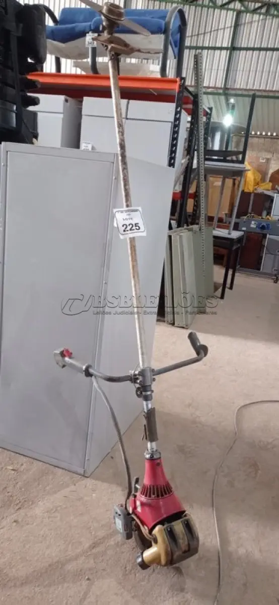 LOTE 225 - 01 ROÇADEIRA 2T MODELO STARK 25 MARCA EFCO. (NO ESTADO) ATENÇÃO! FAZER A VISITAÇÃO ANTES DE ARREMATAR, NÃO SABEMOS SE FUNCIONA, LEILÃO NÃO TEM GARANTIA E NEM DEVOLUÇÃO, SUJEITO A POSSÍVEIS AVARIAS VISÍVEIS/OCULTAS E/OU AUSÊNCIA DE COMPONENTES.