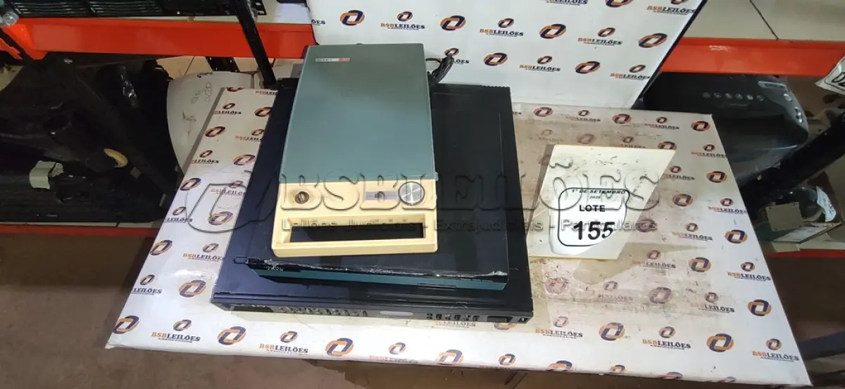 LOTE 155 - 01 VITROLA PORTÁTIL MARCA AIWA E 02 ROTEADORES EMPRESARIAIS MARCA CISCO. (NO ESTADO) ATENÇÃO! FAZER A VISITAÇÃO ANTES DE ARREMATAR, NÃO SABEMOS SE FUNCIONA, LEILÃO NÃO TEM GARANTIA E NEM DEVOLUÇÃO, SUJEITO A POSSÍVEIS AVARIAS VISÍVEIS/OCULTAS E/OU AUSÊNCIA DE COMPONENTES.
