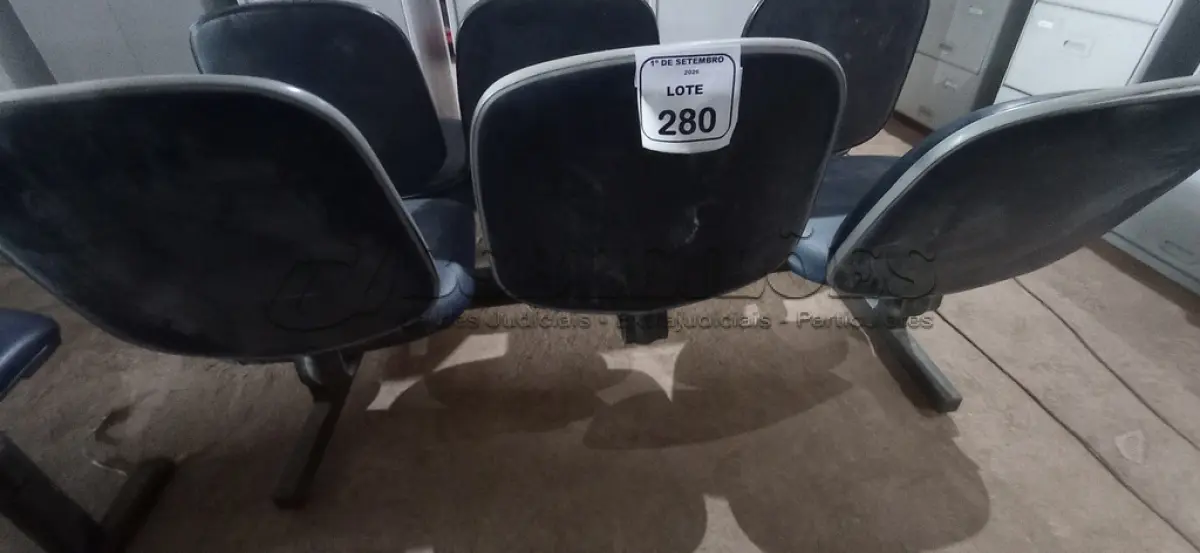 LOTE 280 - 01 CADEIRA TIPO LONGARINA DE 03 LUGARES. (NO ESTADO) ATENÇÃO! FAZER A VISITAÇÃO ANTES DE ARREMATAR, NÃO SABEMOS SE FUNCIONA, LEILÃO NÃO TEM GARANTIA E NEM DEVOLUÇÃO, SUJEITO A POSSÍVEIS AVARIAS VISÍVEIS/OCULTAS E/OU AUSÊNCIA DE COMPONENTES.
