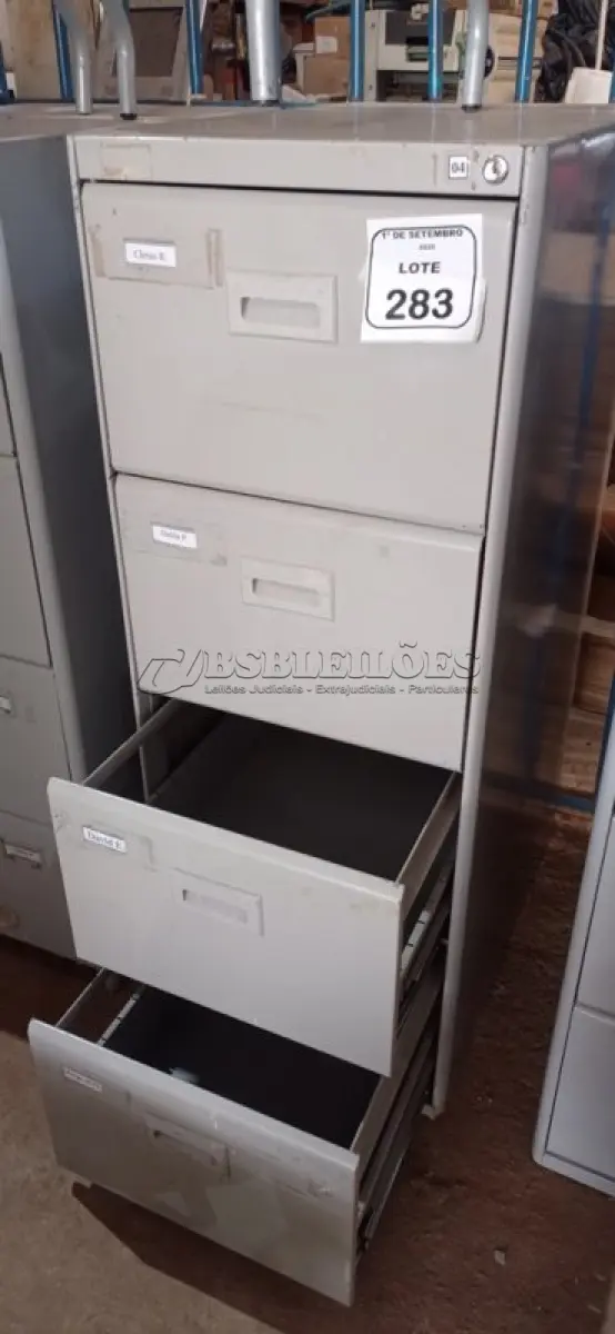LOTE 283 - 01 ARQUIVO COM 04 GAVETAS EM AÇO. (NO ESTADO) ATENÇÃO! FAZER A VISITAÇÃO ANTES DE ARREMATAR, NÃO SABEMOS SE FUNCIONA, LEILÃO NÃO TEM GARANTIA E NEM DEVOLUÇÃO, SUJEITO A POSSÍVEIS AVARIAS VISÍVEIS/OCULTAS E/OU AUSÊNCIA DE COMPONENTES.