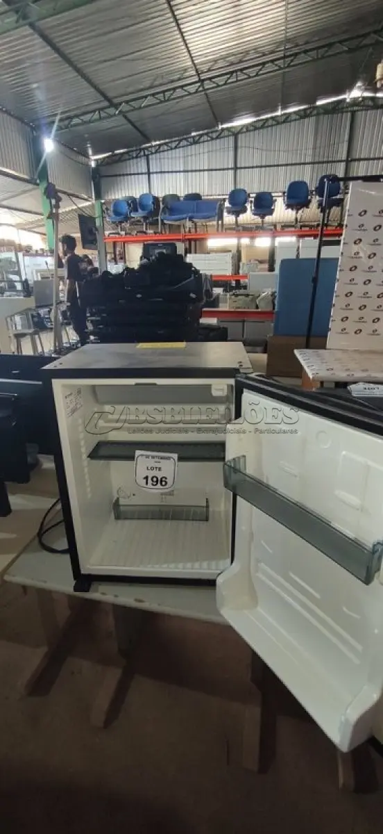 LOTE 196 - 01 FRIGOBAR 220V MARCA DOMETIC. (NO ESTADO) ATENÇÃO! FAZER A VISITAÇÃO ANTES DE ARREMATAR, NÃO SABEMOS SE FUNCIONA, LEILÃO NÃO TEM GARANTIA E NEM DEVOLUÇÃO, SUJEITO A POSSÍVEIS AVARIAS VISÍVEIS/OCULTAS E/OU AUSÊNCIA DE COMPONENTES.