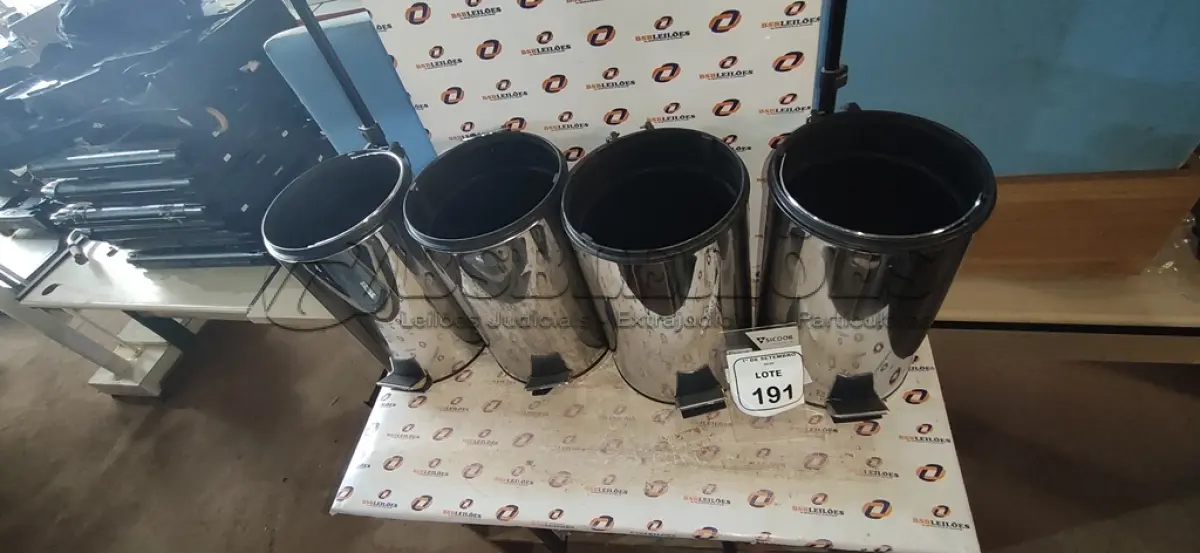 LOTE 191 - 04 LIXEIRAS EM INOX SEM TAMPA. (NO ESTADO) ATENÇÃO! FAZER A VISITAÇÃO ANTES DE ARREMATAR, NÃO SABEMOS SE FUNCIONA, LEILÃO NÃO TEM GARANTIA E NEM DEVOLUÇÃO, SUJEITO A POSSÍVEIS AVARIAS VISÍVEIS/OCULTAS E/OU AUSÊNCIA DE COMPONENTES.