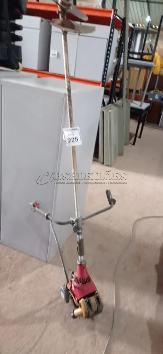 LOTE 225 - 01 ROÇADEIRA 2T MODELO STARK 25 MARCA EFCO. (NO ESTADO) ATENÇÃO! FAZER A VISITAÇÃO ANTES DE ARREMATAR, NÃO SABEMOS SE FUNCIONA, LEILÃO NÃO TEM GARANTIA E NEM DEVOLUÇÃO, SUJEITO A POSSÍVEIS AVARIAS VISÍVEIS/OCULTAS E/OU AUSÊNCIA DE COMPONENTES.