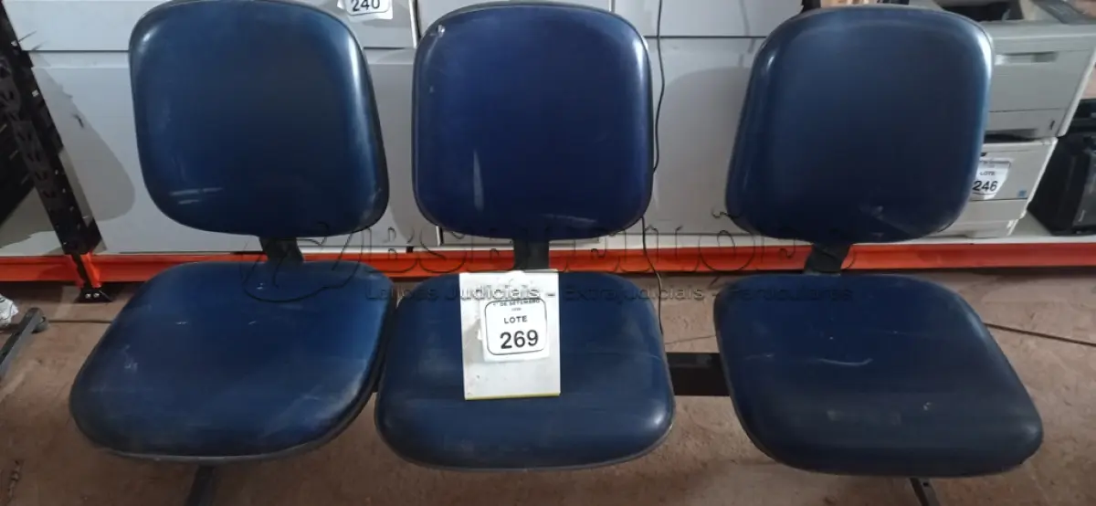 LOTE 269 - 01 CADEIRA TIPO LONGARINA DE 03 LUGARES. (NO ESTADO) ATENÇÃO! FAZER A VISITAÇÃO ANTES DE ARREMATAR, NÃO SABEMOS SE FUNCIONA, LEILÃO NÃO TEM GARANTIA E NEM DEVOLUÇÃO, SUJEITO A POSSÍVEIS AVARIAS VISÍVEIS/OCULTAS E/OU AUSÊNCIA DE COMPONENTES.
