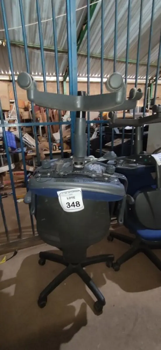 LOTE 348 - 02 CADEIRAS DE ESCRITÓRIO GIRATÓRIAS. (NO ESTADO) ATENÇÃO! FAZER A VISITAÇÃO ANTES DE ARREMATAR, NÃO SABEMOS SE FUNCIONA, LEILÃO NÃO TEM GARANTIA E NEM DEVOLUÇÃO, SUJEITO A POSSÍVEIS AVARIAS VISÍVEIS/OCULTAS E/OU AUSÊNCIA DE COMPONENTES.