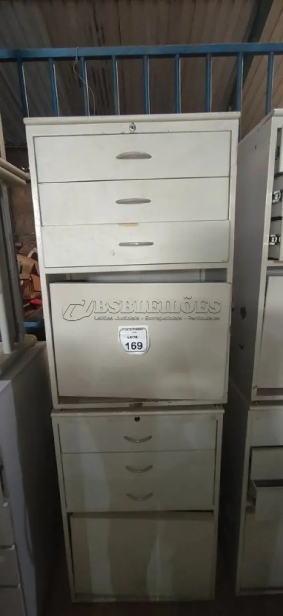 LOTE 169 - 02 ARMÁRIOS PEQUENOS COM 01 COMPARTIMENTO E 03 GAVETAS EM METAL E MADEIRA. (NO ESTADO) ATENÇÃO! FAZER A VISITAÇÃO ANTES DE ARREMATAR, NÃO SABEMOS SE FUNCIONA, LEILÃO NÃO TEM GARANTIA E NEM DEVOLUÇÃO, SUJEITO A POSSÍVEIS AVARIAS VISÍVEIS/OCULTAS E/OU AUSÊNCIA DE COMPONENTES.