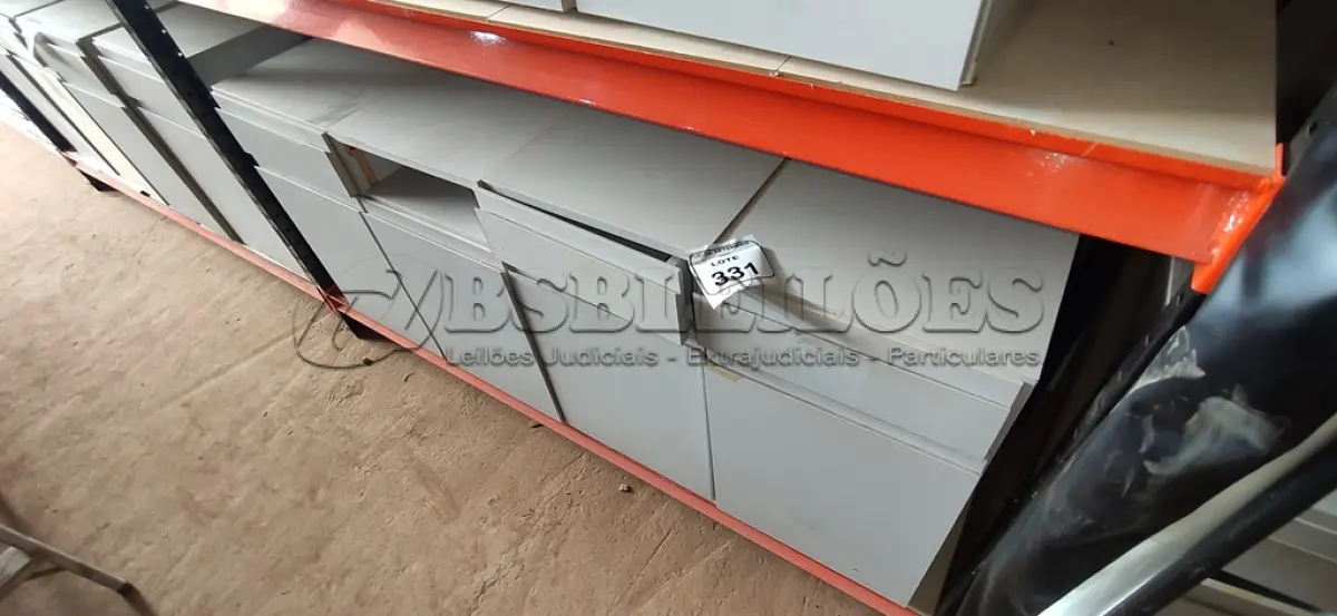 LOTE 331 - 04 ARMÁRIOS BAIXOS COM 01 GAVETA E 01 COMPARTIMENTO PARA CPU. (NO ESTADO) ATENÇÃO! FAZER A VISITAÇÃO ANTES DE ARREMATAR, NÃO SABEMOS SE FUNCIONA, LEILÃO NÃO TEM GARANTIA E NEM DEVOLUÇÃO, SUJEITO A POSSÍVEIS AVARIAS VISÍVEIS/OCULTAS E/OU AUSÊNCIA DE COMPONENTES.