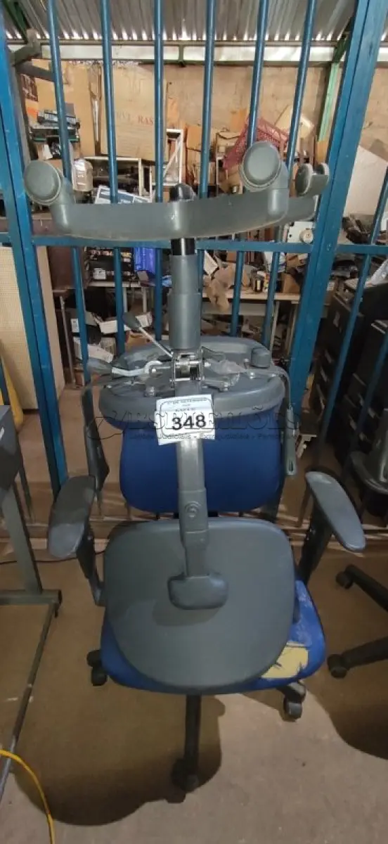 LOTE 348 - 02 CADEIRAS DE ESCRITÓRIO GIRATÓRIAS. (NO ESTADO) ATENÇÃO! FAZER A VISITAÇÃO ANTES DE ARREMATAR, NÃO SABEMOS SE FUNCIONA, LEILÃO NÃO TEM GARANTIA E NEM DEVOLUÇÃO, SUJEITO A POSSÍVEIS AVARIAS VISÍVEIS/OCULTAS E/OU AUSÊNCIA DE COMPONENTES.
