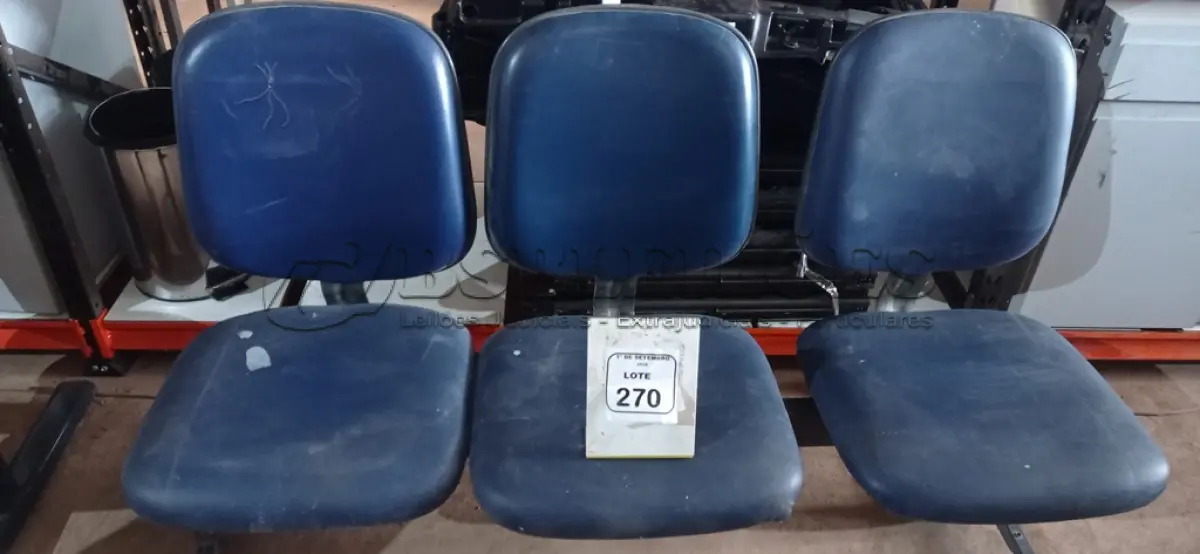 LOTE 270 - 01 CADEIRA TIPO LONGARINA DE 03 LUGARES. (NO ESTADO) ATENÇÃO! FAZER A VISITAÇÃO ANTES DE ARREMATAR, NÃO SABEMOS SE FUNCIONA, LEILÃO NÃO TEM GARANTIA E NEM DEVOLUÇÃO, SUJEITO A POSSÍVEIS AVARIAS VISÍVEIS/OCULTAS E/OU AUSÊNCIA DE COMPONENTES.
