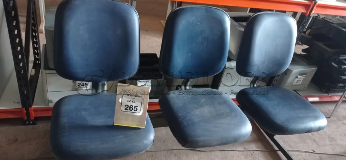 LOTE 265 - 01 CADEIRA TIPO LONGARINA DE 03 LUGARES. (NO ESTADO) ATENÇÃO! FAZER A VISITAÇÃO ANTES DE ARREMATAR, NÃO SABEMOS SE FUNCIONA, LEILÃO NÃO TEM GARANTIA E NEM DEVOLUÇÃO, SUJEITO A POSSÍVEIS AVARIAS VISÍVEIS/OCULTAS E/OU AUSÊNCIA DE COMPONENTES.