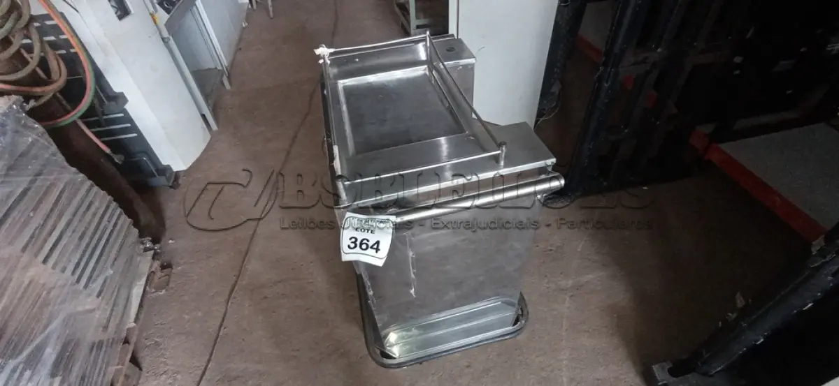 LOTE 364 - 01 CARINHO DE CURATIVO COM 03 PORTAS E 01 COMPARTIMENTO EM INOX. (NO ESTADO) ATENÇÃO! FAZER A VISITAÇÃO ANTES DE ARREMATAR, NÃO SABEMOS SE FUNCIONA, LEILÃO NÃO TEM GARANTIA E NEM DEVOLUÇÃO, SUJEITO A POSSÍVEIS AVARIAS VISÍVEIS/OCULTAS E/OU AUSÊNCIA DE COMPONENTES.