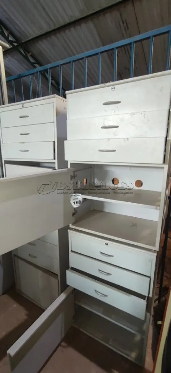 LOTE 168 - 02 ARMÁRIOS PEQUENOS COM 01 COMPARTIMENTO E 03 GAVETAS EM METAL E MADEIRA. (NO ESTADO) ATENÇÃO! FAZER A VISITAÇÃO ANTES DE ARREMATAR, NÃO SABEMOS SE FUNCIONA, LEILÃO NÃO TEM GARANTIA E NEM DEVOLUÇÃO, SUJEITO A POSSÍVEIS AVARIAS VISÍVEIS/OCULTAS E/OU AUSÊNCIA DE COMPONENTES.