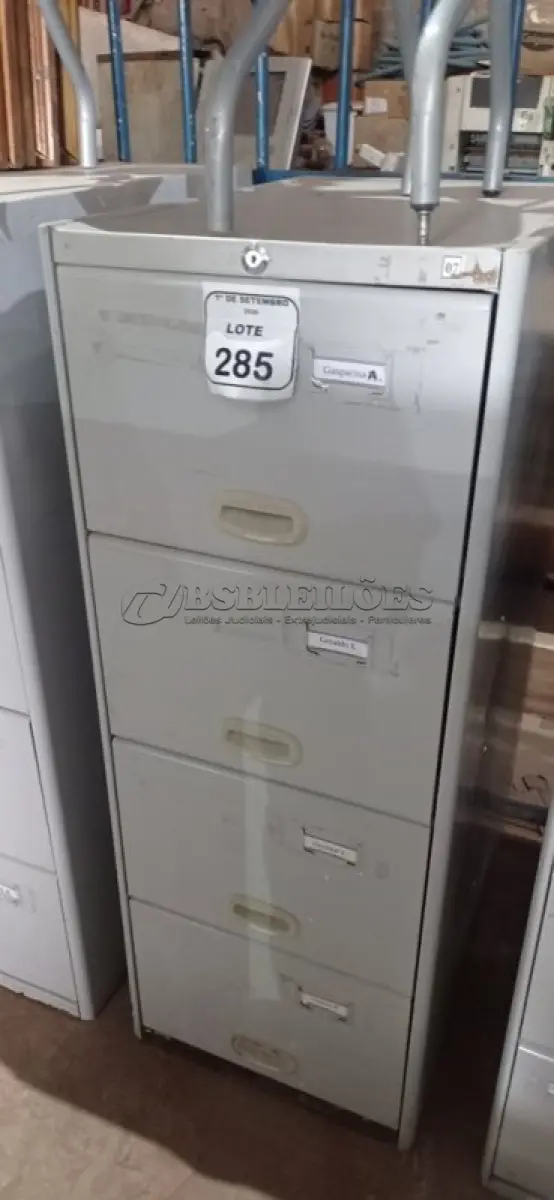 LOTE 285 - 01 ARQUIVO COM 04 GAVETAS EM AÇO. (NO ESTADO) ATENÇÃO! FAZER A VISITAÇÃO ANTES DE ARREMATAR, NÃO SABEMOS SE FUNCIONA, LEILÃO NÃO TEM GARANTIA E NEM DEVOLUÇÃO, SUJEITO A POSSÍVEIS AVARIAS VISÍVEIS/OCULTAS E/OU AUSÊNCIA DE COMPONENTES.