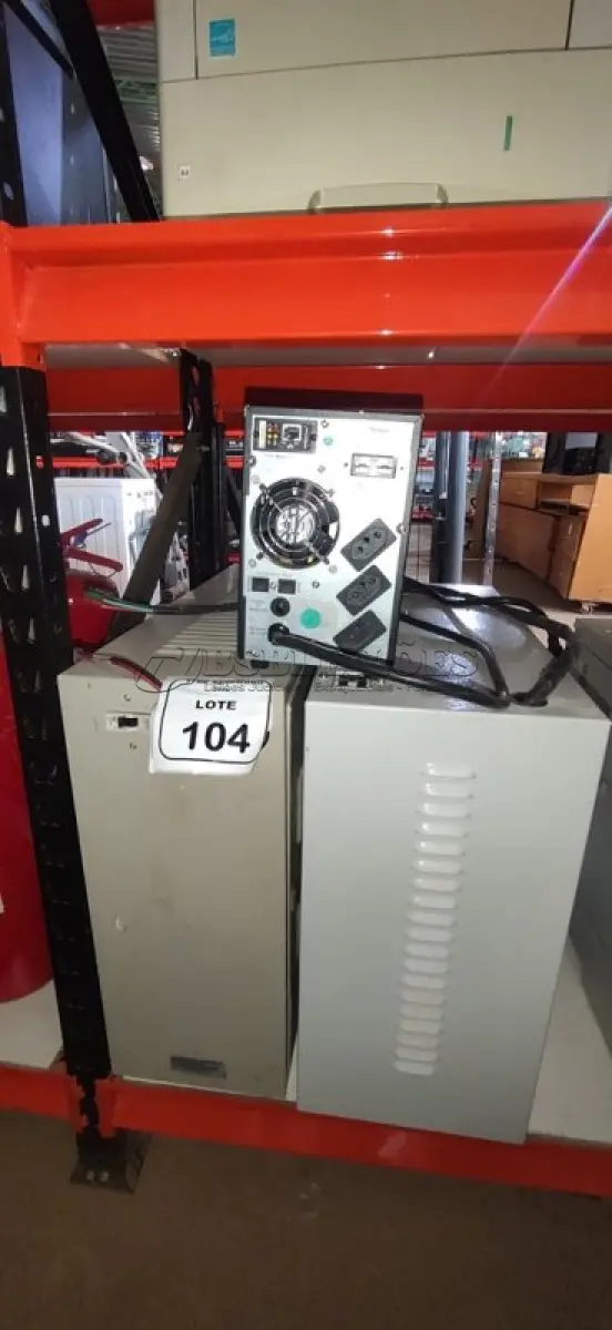 LOTE 104 - 01 NOBREAK DE 2000VA E 02 BANCOS DE BATERIAS VÁZIOS. (NO ESTADO) ATENÇÃO! FAZER A VISITAÇÃO ANTES DE ARREMATAR, NÃO SABEMOS SE FUNCIONA, LEILÃO NÃO TEM GARANTIA E NEM DEVOLUÇÃO, SUJEITO A POSSÍVEIS AVARIAS VISÍVEIS/OCULTAS E/OU AUSÊNCIA DE COMPONENTES.