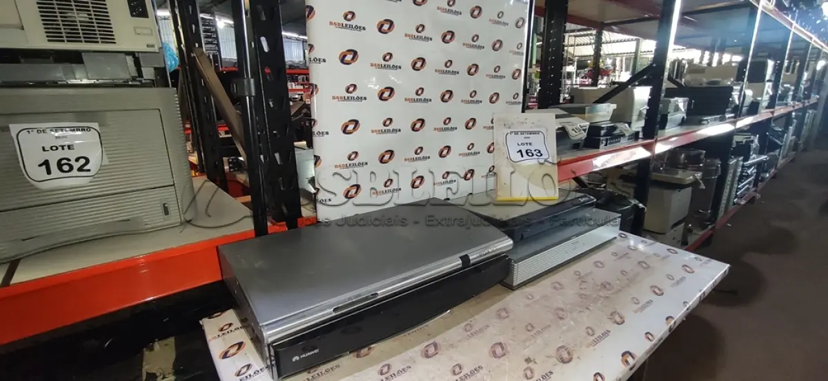 LOTE 163 - 02 APARELHOS DE VIDEOCONFERÊNCIA. (NO ESTADO) ATENÇÃO! FAZER A VISITAÇÃO ANTES DE ARREMATAR, NÃO SABEMOS SE FUNCIONA, LEILÃO NÃO TEM GARANTIA E NEM DEVOLUÇÃO, SUJEITO A POSSÍVEIS AVARIAS VISÍVEIS/OCULTAS E/OU AUSÊNCIA DE COMPONENTES.