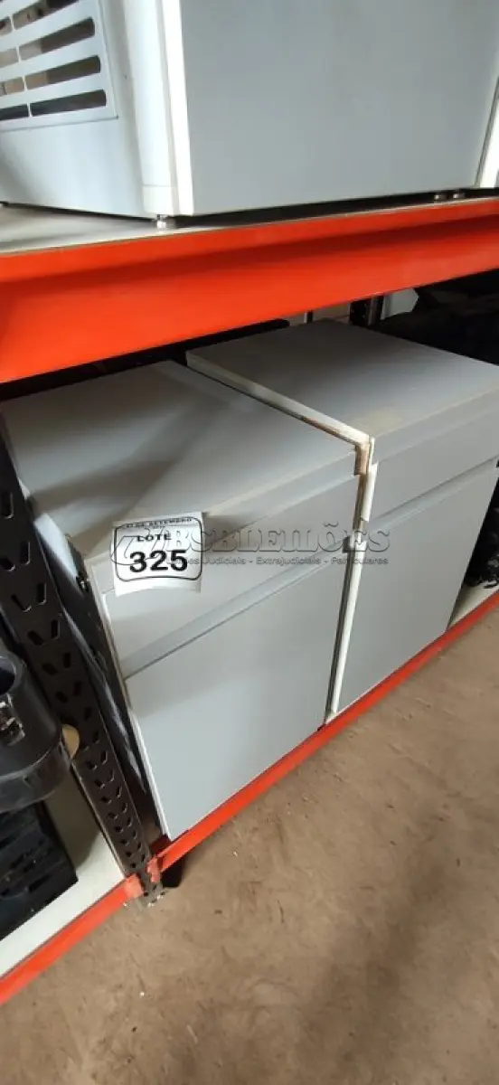 LOTE 325 - 02 ARMÁRIOS BAIXOS COM 01 GAVETA E 01 COMPARTIMENTO PARA CPU. (NO ESTADO) ATENÇÃO! FAZER A VISITAÇÃO ANTES DE ARREMATAR, NÃO SABEMOS SE FUNCIONA, LEILÃO NÃO TEM GARANTIA E NEM DEVOLUÇÃO, SUJEITO A POSSÍVEIS AVARIAS VISÍVEIS/OCULTAS E/OU AUSÊNCIA DE COMPONENTES.