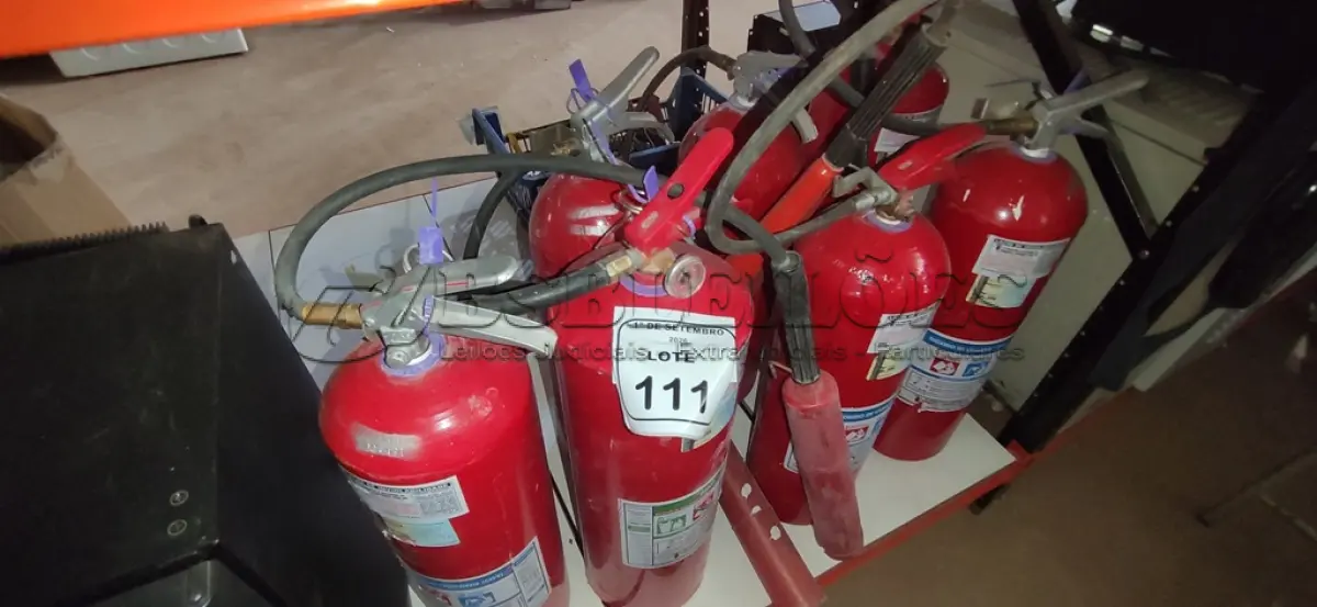 LOTE 111 - 07 EXTINTORES DE INCÊNDIO. (NO ESTADO) ATENÇÃO! FAZER A VISITAÇÃO ANTES DE ARREMATAR, NÃO SABEMOS SE FUNCIONA, LEILÃO NÃO TEM GARANTIA E NEM DEVOLUÇÃO, SUJEITO A POSSÍVEIS AVARIAS VISÍVEIS/OCULTAS E/OU AUSÊNCIA DE COMPONENTES.