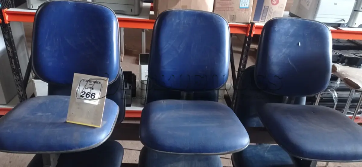 LOTE 266 - 01 CADEIRA TIPO LONGARINA DE 03 LUGARES. (NO ESTADO) ATENÇÃO! FAZER A VISITAÇÃO ANTES DE ARREMATAR, NÃO SABEMOS SE FUNCIONA, LEILÃO NÃO TEM GARANTIA E NEM DEVOLUÇÃO, SUJEITO A POSSÍVEIS AVARIAS VISÍVEIS/OCULTAS E/OU AUSÊNCIA DE COMPONENTES.