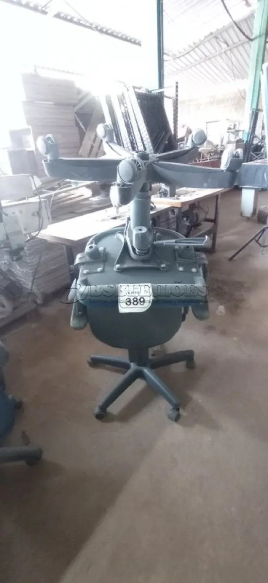 LOTE 389 - 02 CADEIRAS DE ESCRITÓRIO GIRATÓRIAS. (NO ESTADO) ATENÇÃO! FAZER A VISITAÇÃO ANTES DE ARREMATAR, NÃO SABEMOS SE FUNCIONA, LEILÃO NÃO TEM GARANTIA E NEM DEVOLUÇÃO, SUJEITO A POSSÍVEIS AVARIAS VISÍVEIS/OCULTAS E/OU AUSÊNCIA DE COMPONENTES.