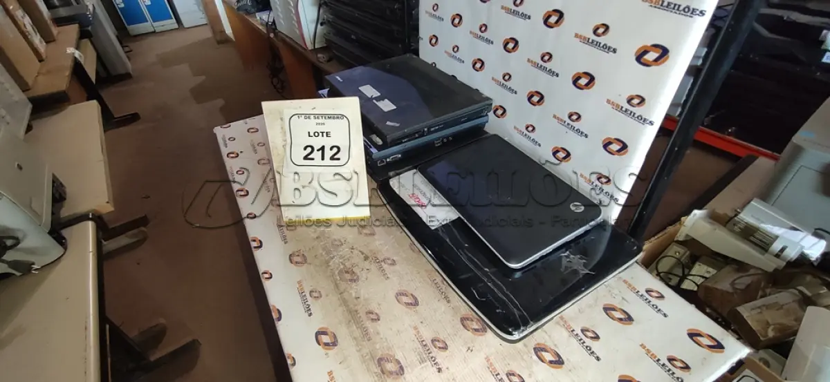 LOTE 212 - 05 NOTEBOOKS PARA RETIRADA DE MARCAS E MODELOS DIVERSAS PEÇAS. (NO ESTADO) ATENÇÃO! FAZER A VISITAÇÃO ANTES DE ARREMATAR, NÃO SABEMOS SE FUNCIONA, LEILÃO NÃO TEM GARANTIA E NEM DEVOLUÇÃO, SUJEITO A POSSÍVEIS AVARIAS VISÍVEIS/OCULTAS E/OU AUSÊNCIA DE COMPONENTES.