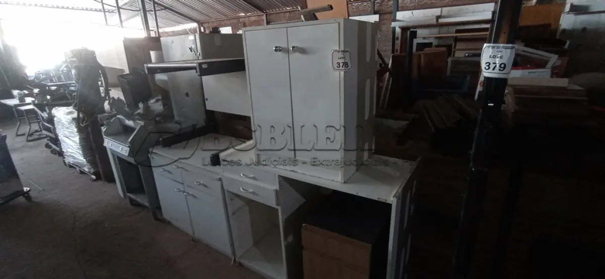 LOTE 378 - 01 ESCRIVANINHA, 02 ARMÁRIOS COM 02 PORTAS CADA, 01 ARMÁRIO BAIXO COM 01 GAVETA E 01 SUPORTE PARA CPU E 01 MESA PEQUENA. (NO ESTADO) ATENÇÃO! FAZER A VISITAÇÃO ANTES DE ARREMATAR, NÃO SABEMOS SE FUNCIONA, LEILÃO NÃO TEM GARANTIA E NEM DEVOLUÇÃO, SUJEITO A POSSÍVEIS AVARIAS VISÍVEIS/OCULTAS E/OU AUSÊNCIA DE COMPONENTES.