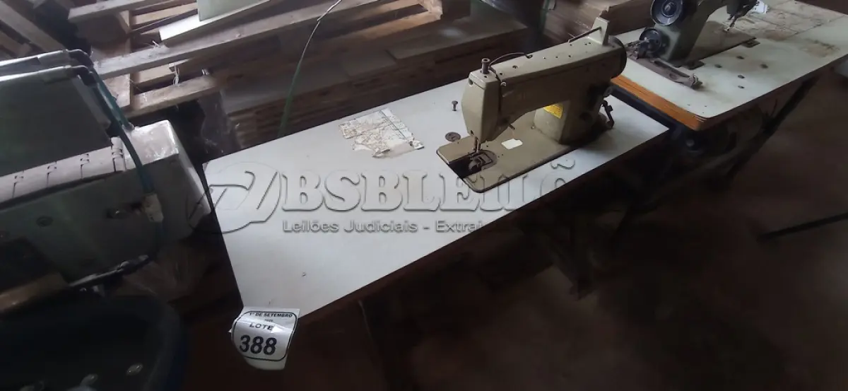 LOTE 388 - 01 MÁQUINA DE COSTURA COM BANCADA MODE 021D201A MARCA SINGER. (NO ESTADO) ATENÇÃO! FAZER A VISITAÇÃO ANTES DE ARREMATAR, NÃO SABEMOS SE FUNCIONA, LEILÃO NÃO TEM GARANTIA E NEM DEVOLUÇÃO, SUJEITO A POSSÍVEIS AVARIAS VISÍVEIS/OCULTAS E/OU AUSÊNCIA DE COMPONENTES.
