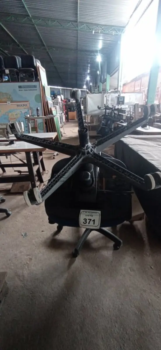 LOTE 371 - 02 CADEIRAS DE ESCRITÓRIO GIRATÓRIAS. (NO ESTADO) ATENÇÃO! FAZER A VISITAÇÃO ANTES DE ARREMATAR, NÃO SABEMOS SE FUNCIONA, LEILÃO NÃO TEM GARANTIA E NEM DEVOLUÇÃO, SUJEITO A POSSÍVEIS AVARIAS VISÍVEIS/OCULTAS E/OU AUSÊNCIA DE COMPONENTES.