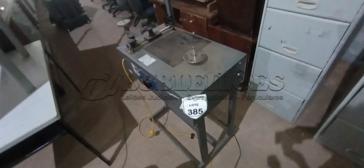 LOTE 385 - 01 MÁQUINA DE EMBALAGEM/ROTULAGEM. (NO ESTADO) ATENÇÃO! FAZER A VISITAÇÃO ANTES DE ARREMATAR, NÃO SABEMOS SE FUNCIONA, LEILÃO NÃO TEM GARANTIA E NEM DEVOLUÇÃO, SUJEITO A POSSÍVEIS AVARIAS VISÍVEIS/OCULTAS E/OU AUSÊNCIA DE COMPONENTES.