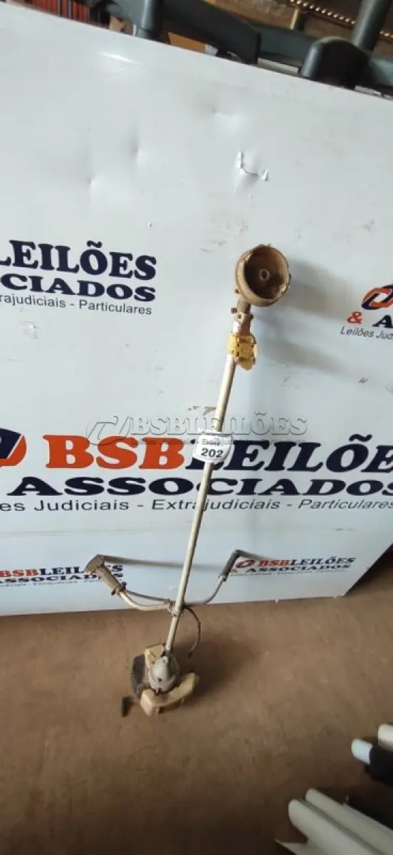 LOTE 202 - 01 MÁQUINA ROÇADEIRA PARA RETIRADA DE PEÇAS. (NO ESTADO) ATENÇÃO! FAZER A VISITAÇÃO ANTES DE ARREMATAR, NÃO SABEMOS SE FUNCIONA, LEILÃO NÃO TEM GARANTIA E NEM DEVOLUÇÃO, SUJEITO A POSSÍVEIS AVARIAS VISÍVEIS/OCULTAS E/OU AUSÊNCIA DE COMPONENTES.