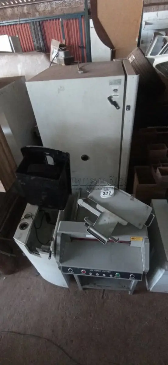 LOTE 377 - 01 GUILHOTINA INDUSTRIAL, 01 SUCATA DE FRAGMENTADORA E 01 BALCÃO COM SUPORTE PARA COMPUTADOR. (NO ESTADO) ATENÇÃO! FAZER A VISITAÇÃO ANTES DE ARREMATAR, NÃO SABEMOS SE FUNCIONA, LEILÃO NÃO TEM GARANTIA E NEM DEVOLUÇÃO, SUJEITO A POSSÍVEIS AVARIAS VISÍVEIS/OCULTAS E/OU AUSÊNCIA DE COMPONENTES.