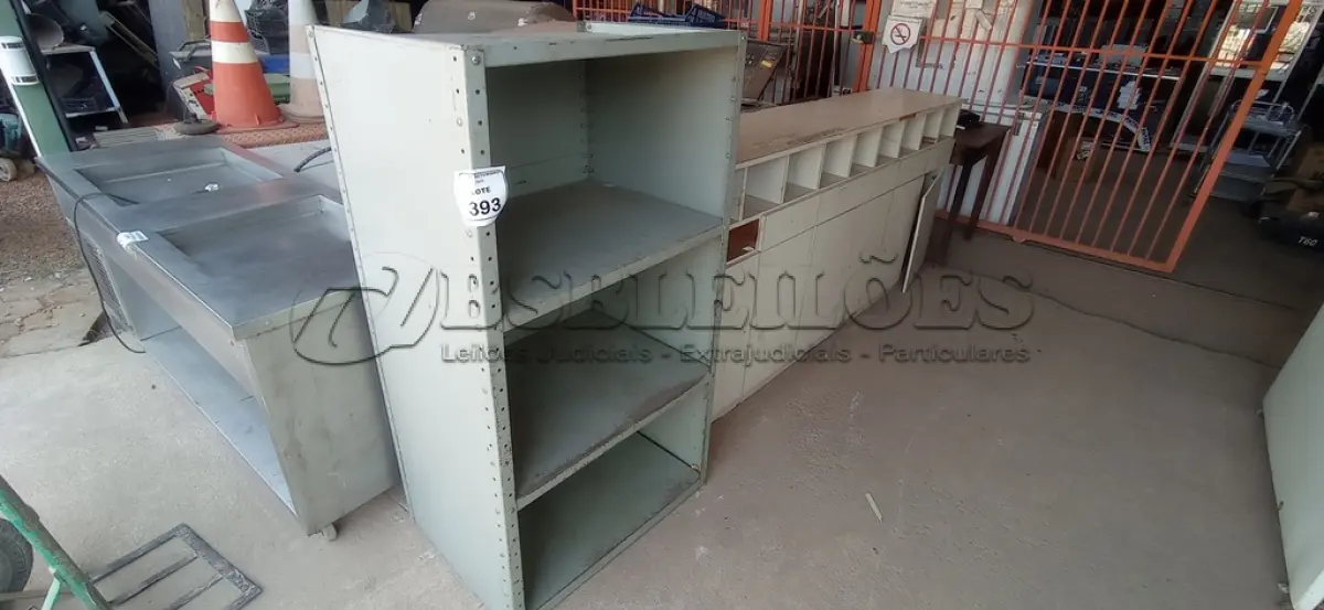 LOTE 393 - 01 ARMÁRIO MULTIUSO EM MADEIRA E 01 ARMÁRIO DE FERRO COM 03 DIVISÓRIAS. (NO ESTADO) ATENÇÃO! FAZER A VISITAÇÃO ANTES DE ARREMATAR, NÃO SABEMOS SE FUNCIONA, LEILÃO NÃO TEM GARANTIA E NEM DEVOLUÇÃO, SUJEITO A POSSÍVEIS AVARIAS VISÍVEIS/OCULTAS E/OU AUSÊNCIA DE COMPONENTES.