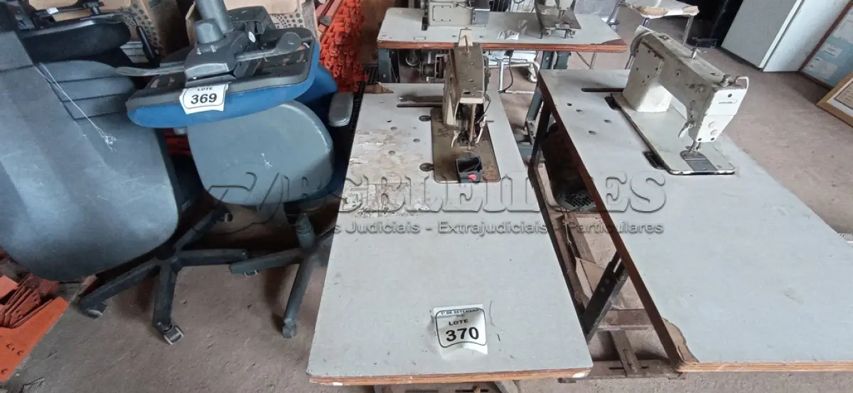 LOTE 370 - 01 MÁQUINA DE COSTURA COM BANCADA MODELO 021D201A MARCA SINGER. (NO ESTADO) ATENÇÃO! FAZER A VISITAÇÃO ANTES DE ARREMATAR, NÃO SABEMOS SE FUNCIONA, LEILÃO NÃO TEM GARANTIA E NEM DEVOLUÇÃO, SUJEITO A POSSÍVEIS AVARIAS VISÍVEIS/OCULTAS E/OU AUSÊNCIA DE COMPONENTES.