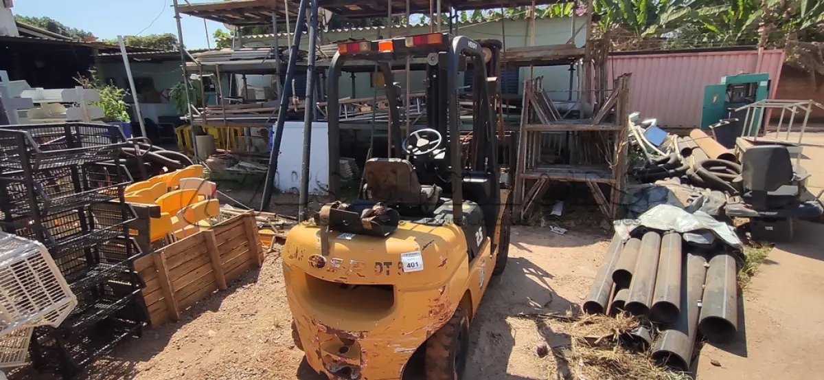 LOTE 401 - 01 EMPILHADEIRA A GÁS MARCA HENRY. (NO ESTADO) ATENÇÃO! FAZER A VISITAÇÃO ANTES DE ARREMATAR, NÃO SABEMOS SE FUNCIONA, LEILÃO NÃO TEM GARANTIA E NEM DEVOLUÇÃO, SUJEITO A POSSÍVEIS AVARIAS VISÍVEIS/OCULTAS E/OU AUSÊNCIA DE COMPONENTES.