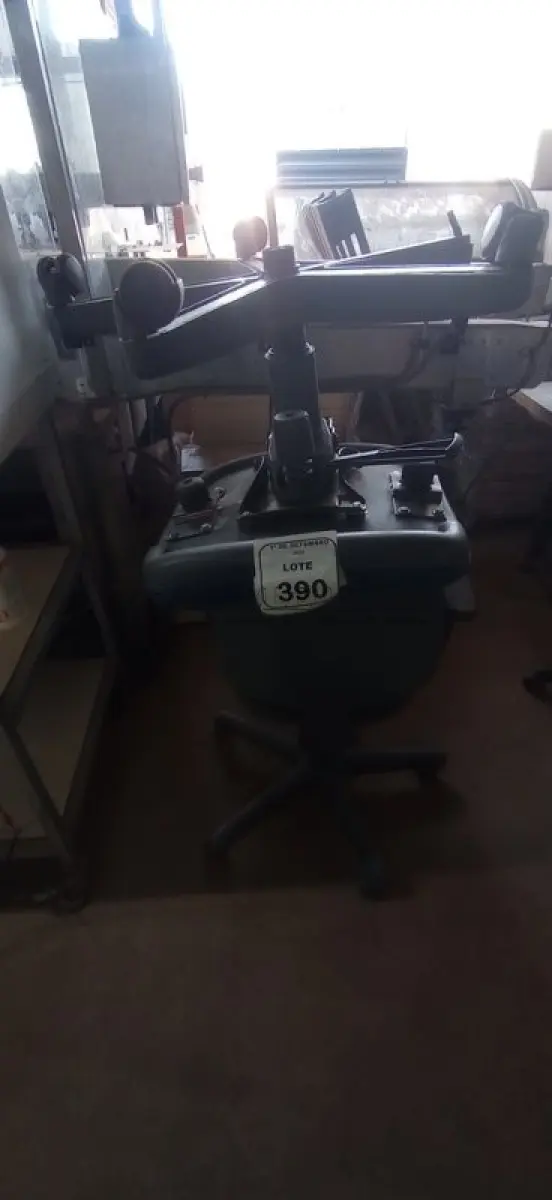 LOTE 390 - 02 CADEIRAS DE ESCRITÓRIO GIRATÓRIAS. (NO ESTADO) ATENÇÃO! FAZER A VISITAÇÃO ANTES DE ARREMATAR, NÃO SABEMOS SE FUNCIONA, LEILÃO NÃO TEM GARANTIA E NEM DEVOLUÇÃO, SUJEITO A POSSÍVEIS AVARIAS VISÍVEIS/OCULTAS E/OU AUSÊNCIA DE COMPONENTES.