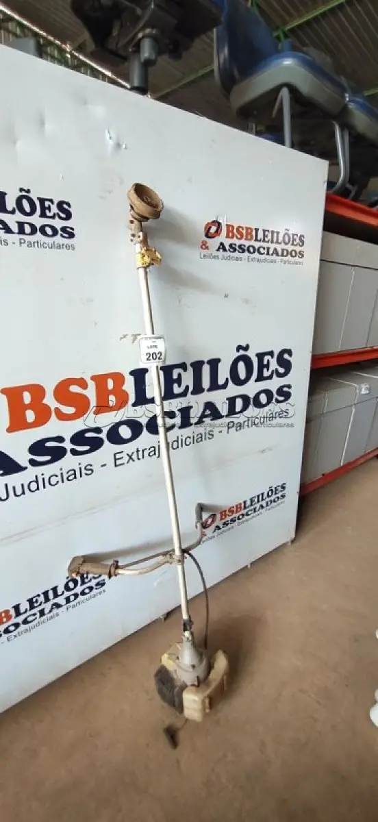 LOTE 202 - 01 MÁQUINA ROÇADEIRA PARA RETIRADA DE PEÇAS. (NO ESTADO) ATENÇÃO! FAZER A VISITAÇÃO ANTES DE ARREMATAR, NÃO SABEMOS SE FUNCIONA, LEILÃO NÃO TEM GARANTIA E NEM DEVOLUÇÃO, SUJEITO A POSSÍVEIS AVARIAS VISÍVEIS/OCULTAS E/OU AUSÊNCIA DE COMPONENTES.