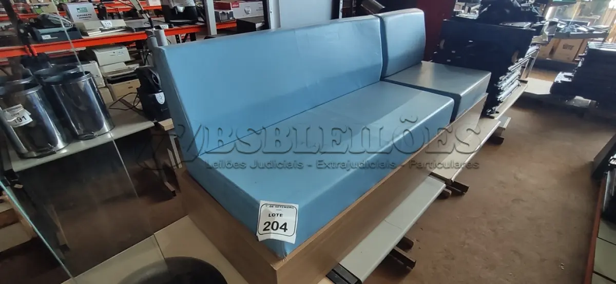 LOTE 204 - 01 SOFÁ DE ESPERA BASE EM MADEIRA E ESTRUTURA EM METAL. (NO ESTADO) ATENÇÃO! FAZER A VISITAÇÃO ANTES DE ARREMATAR, NÃO SABEMOS SE FUNCIONA, LEILÃO NÃO TEM GARANTIA E NEM DEVOLUÇÃO, SUJEITO A POSSÍVEIS AVARIAS VISÍVEIS/OCULTAS E/OU AUSÊNCIA DE COMPONENTES.