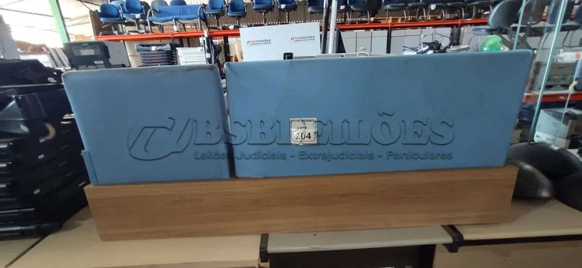 LOTE 204 - 01 SOFÁ DE ESPERA BASE EM MADEIRA E ESTRUTURA EM METAL. (NO ESTADO) ATENÇÃO! FAZER A VISITAÇÃO ANTES DE ARREMATAR, NÃO SABEMOS SE FUNCIONA, LEILÃO NÃO TEM GARANTIA E NEM DEVOLUÇÃO, SUJEITO A POSSÍVEIS AVARIAS VISÍVEIS/OCULTAS E/OU AUSÊNCIA DE COMPONENTES.