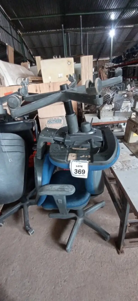 LOTE 369 - 02 CADEIRAS DE ESCRITÓRIO GIRATÓRIAS. (NO ESTADO) ATENÇÃO! FAZER A VISITAÇÃO ANTES DE ARREMATAR, NÃO SABEMOS SE FUNCIONA, LEILÃO NÃO TEM GARANTIA E NEM DEVOLUÇÃO, SUJEITO A POSSÍVEIS AVARIAS VISÍVEIS/OCULTAS E/OU AUSÊNCIA DE COMPONENTES.