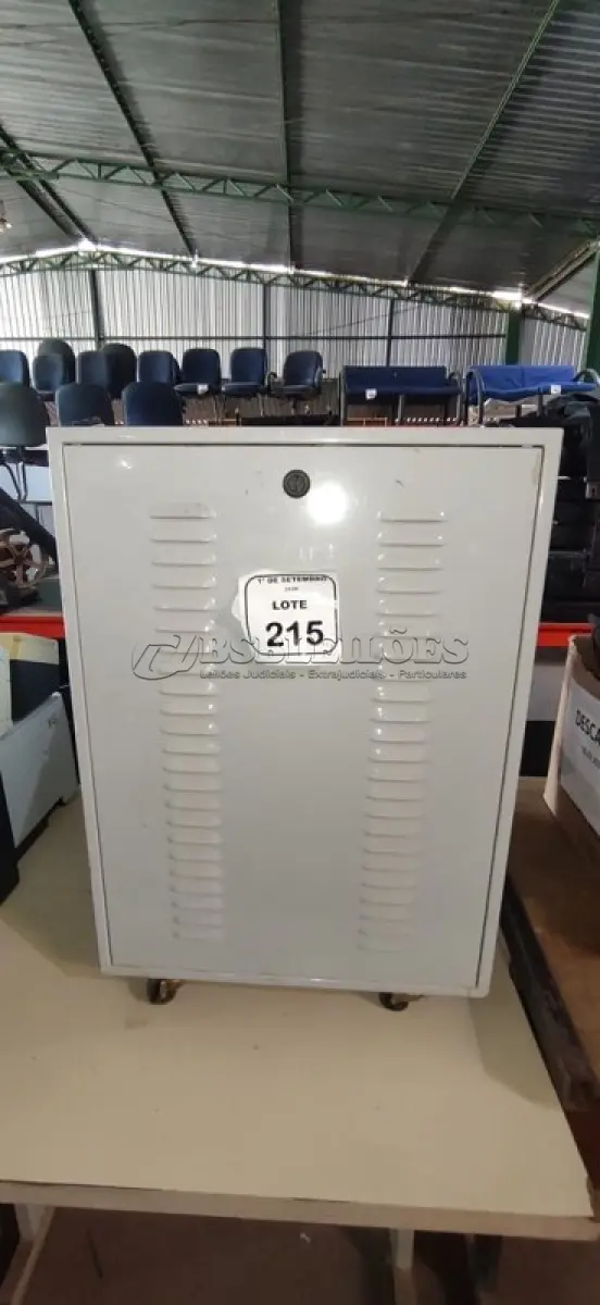 LOTE 215 - 02 BANCOS DE BATERIAS VAZIOS. (NO ESTADO) ATENÇÃO! FAZER A VISITAÇÃO ANTES DE ARREMATAR, NÃO SABEMOS SE FUNCIONA, LEILÃO NÃO TEM GARANTIA E NEM DEVOLUÇÃO, SUJEITO A POSSÍVEIS AVARIAS VISÍVEIS/OCULTAS E/OU AUSÊNCIA DE COMPONENTES.